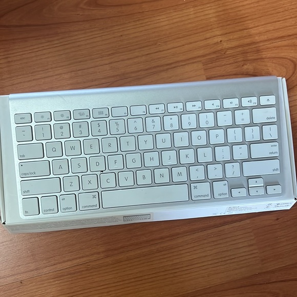 APPLE  Wireless Keyboard MC184LL/B - Picture 9 of 11